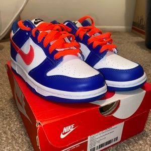 Royal crimson dunks size 5Y. GRADESCHOOL